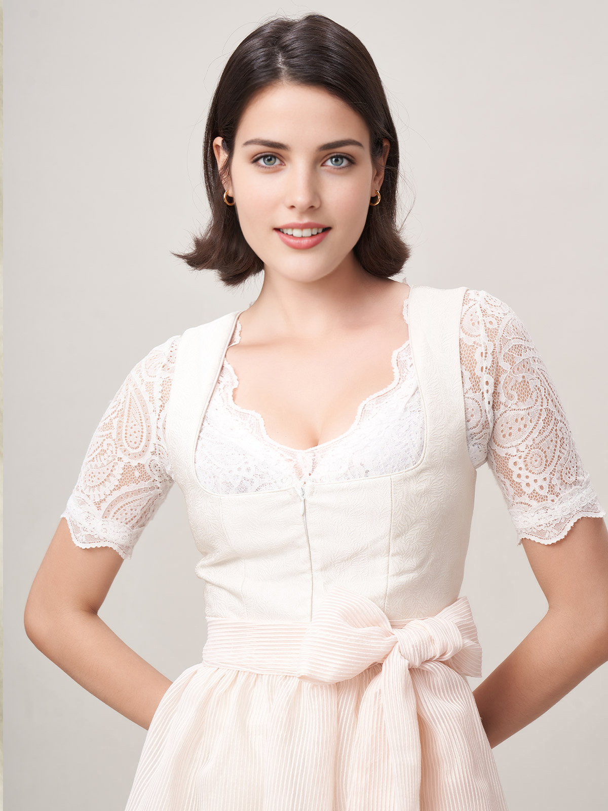Dirndl Beige Blau – Eleganz und Tradition vereint