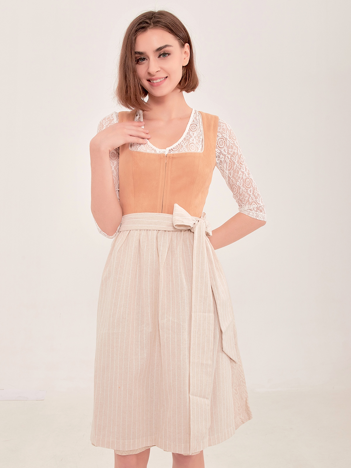 Moderne Dirndl schwarze mit schlankem Schnitt