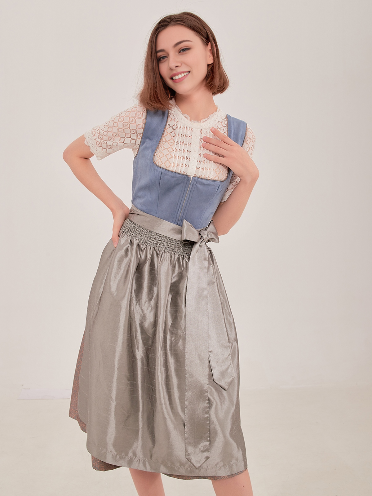 Dirndl in Blau mit traditionellen Details