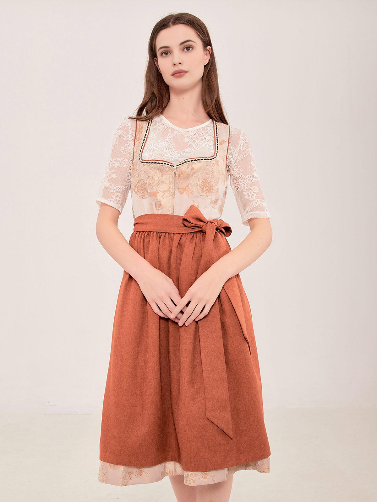 Modernes oranges Dirndl mit schlanker Silhouette