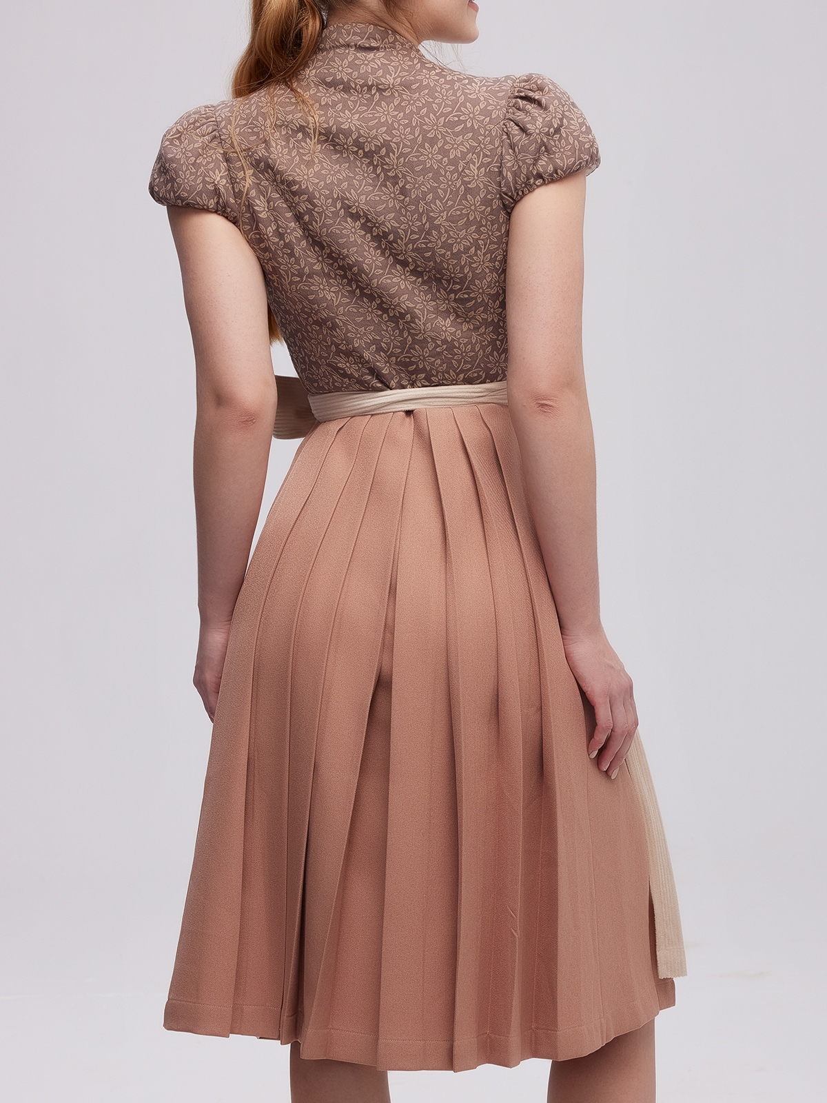 Dirndl Bluse in Braun mit Spitzenverzierung