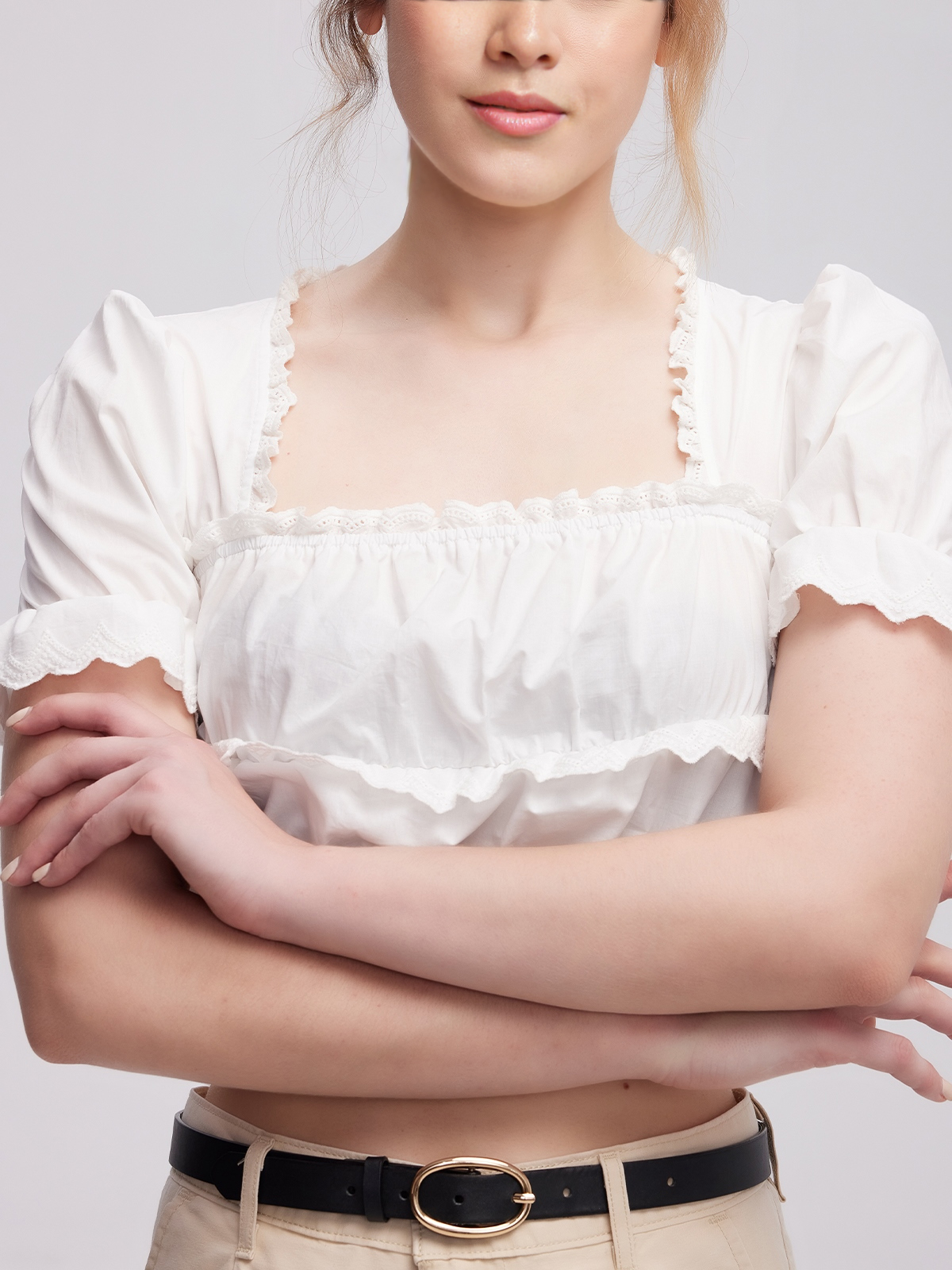 Dirndl schwarz hochgeschlossen mit weißer Bluse