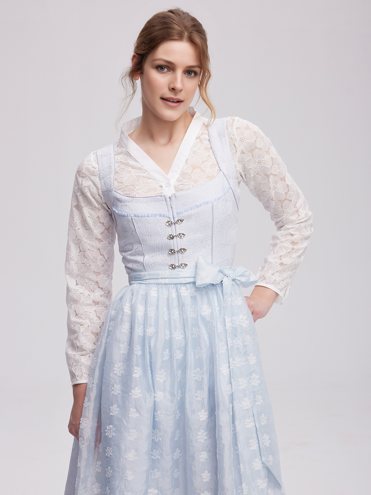Modernes hellblaues Dirndl mit schmeichelhaftem Schnitt
