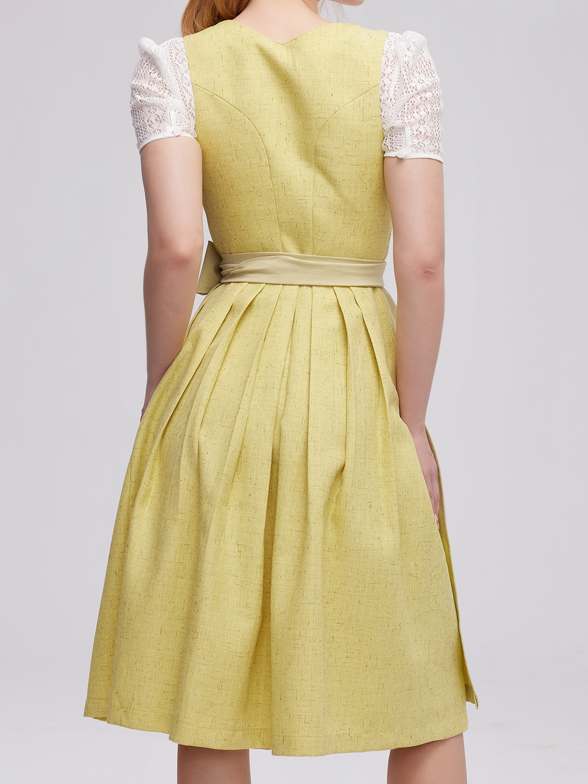 Dirndl in Gelb mit modernem Schnitt
