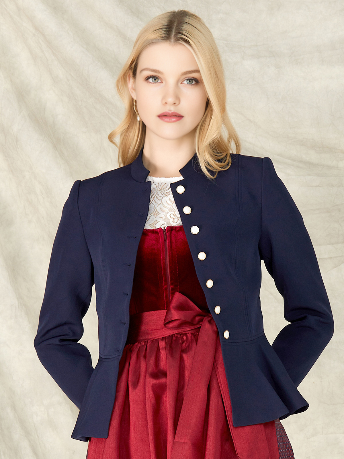 Modernes Dirndl in Marineblau