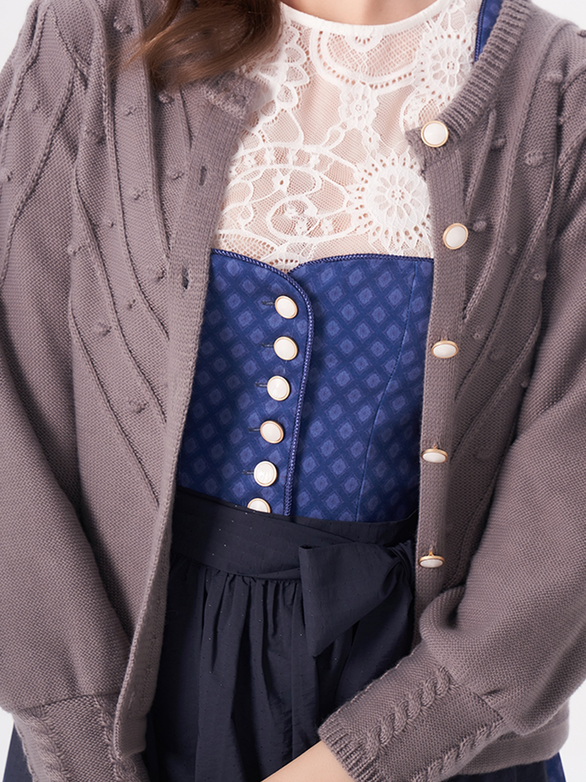 Graues Dirndl mit Strickmuster