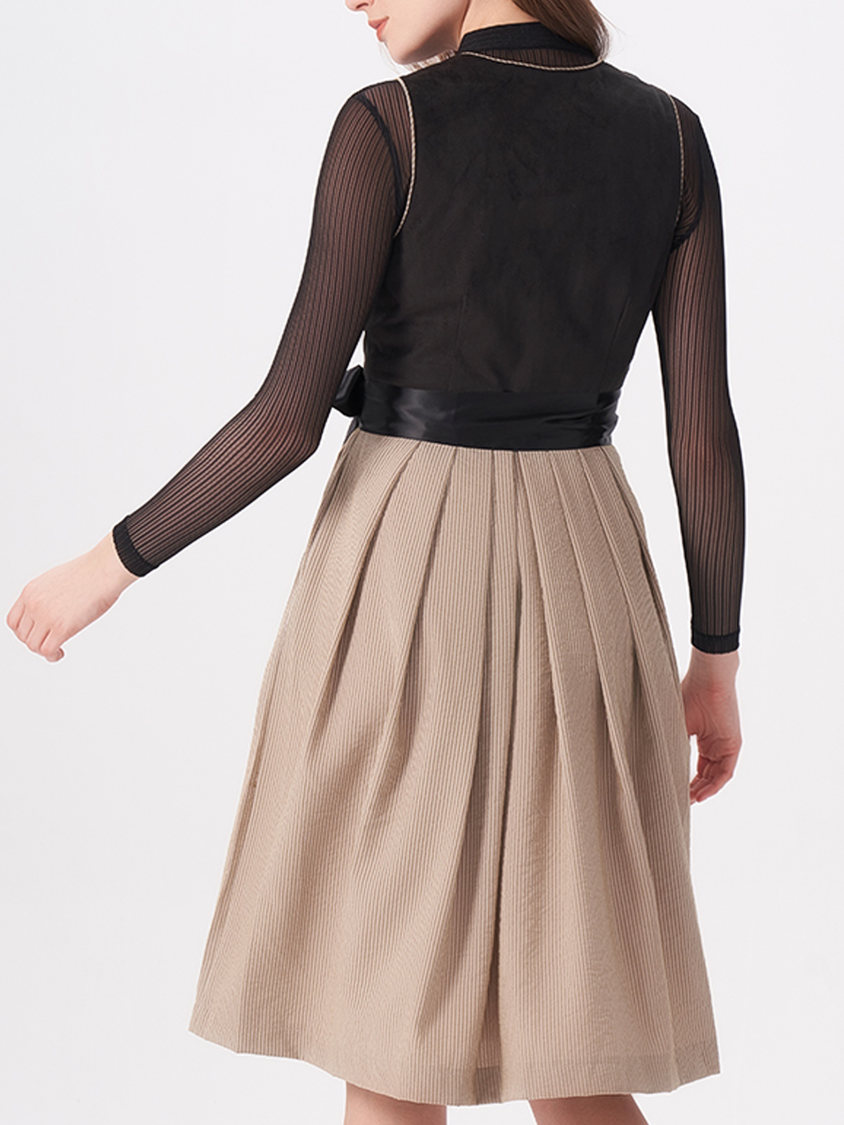 Modernes schwarzes Dirndl mit floralen Akzenten