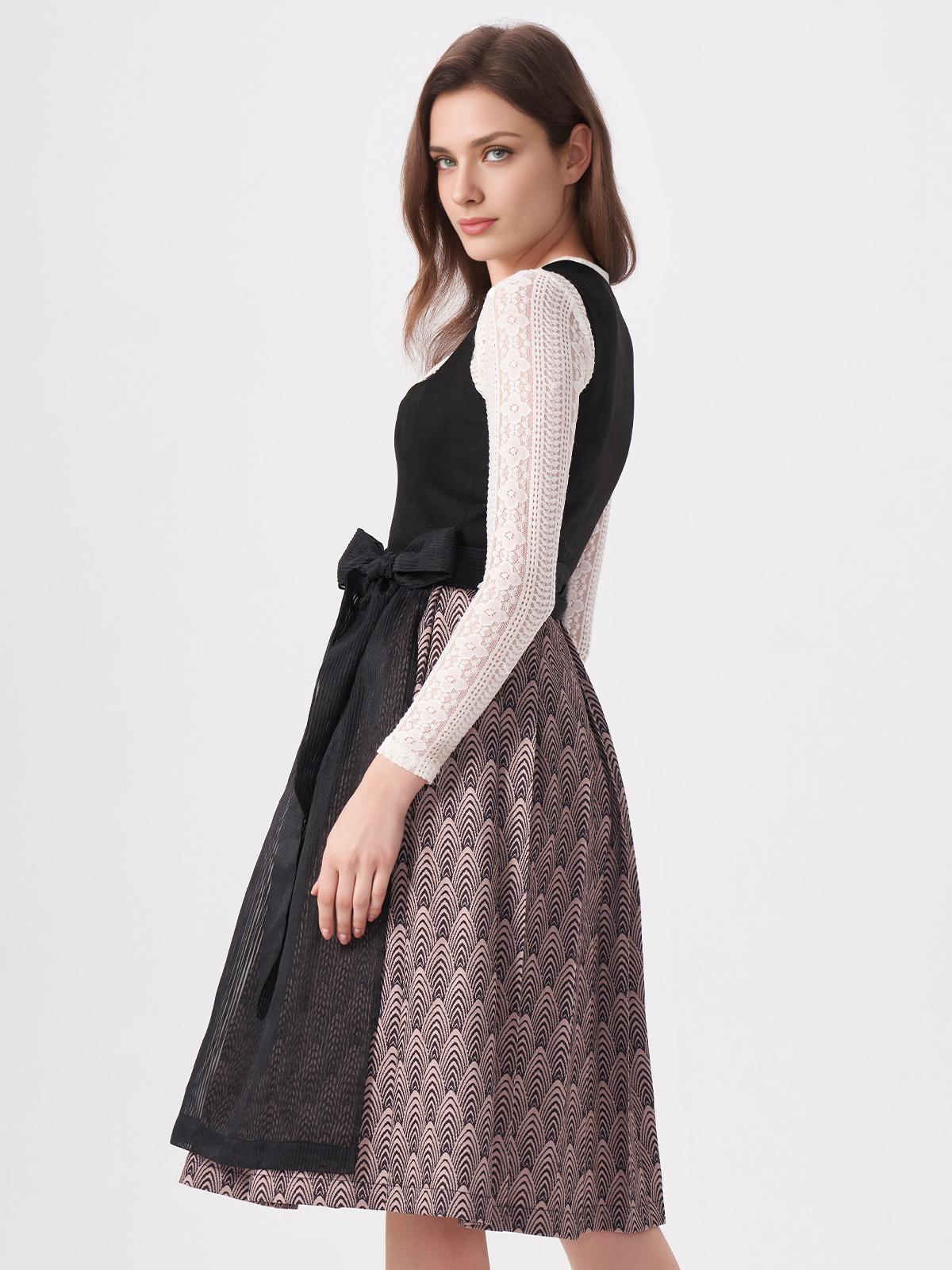 Schwarzes Dirndl mit Spitzenbesatz