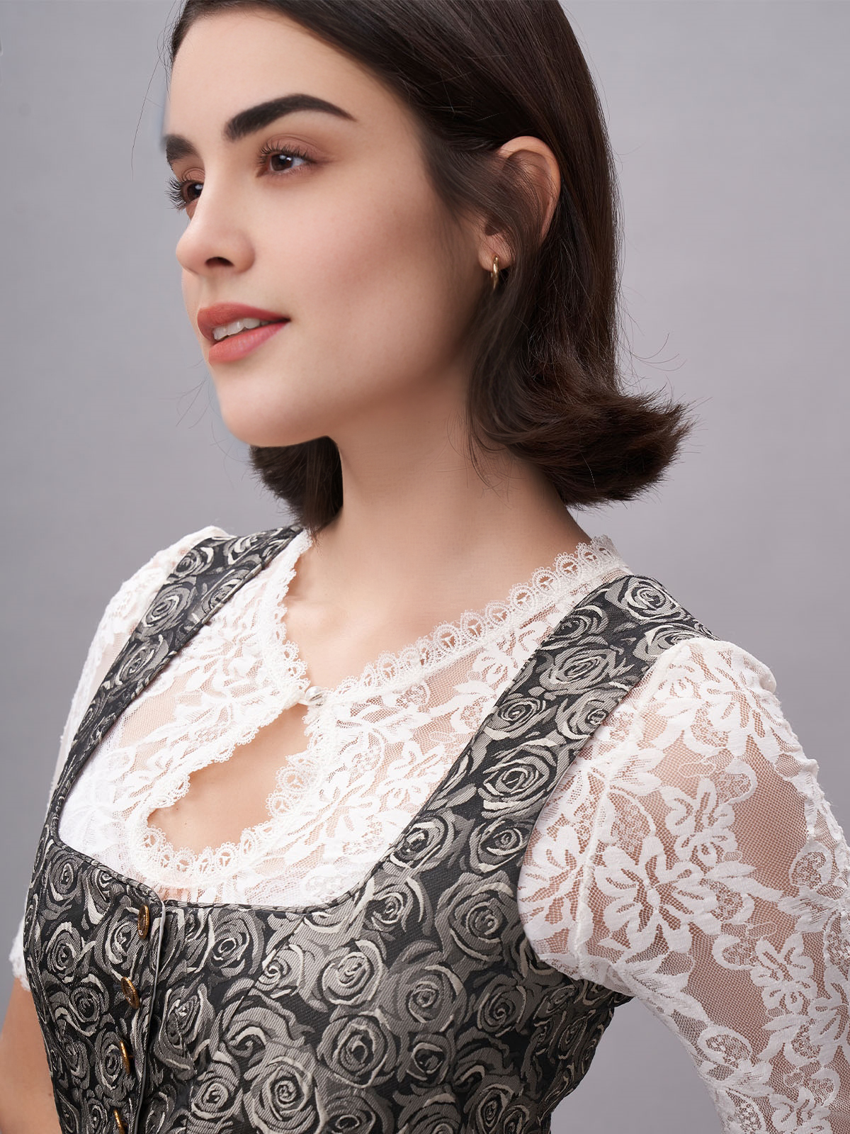 Moderne Dirndl in Gelb – schlanke Passform und eleganter Schnitt