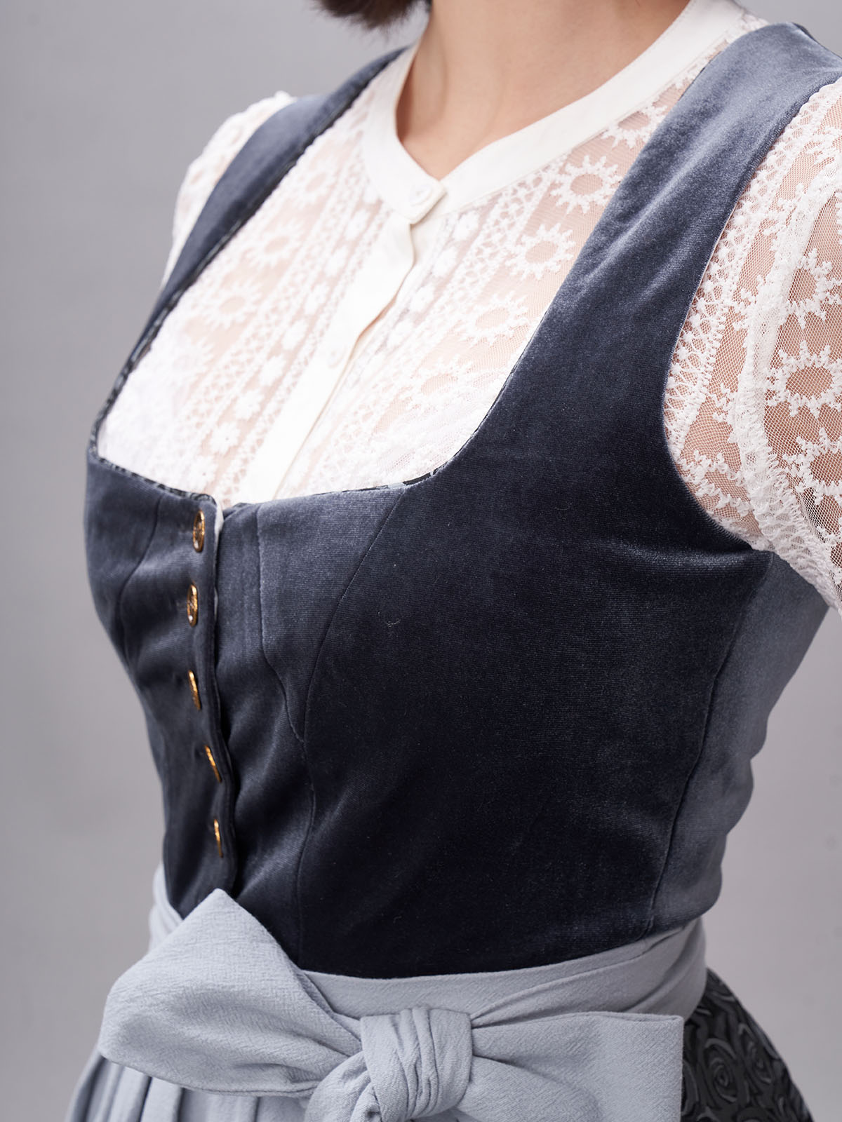 Modernes Dirndl in Blau mit figurbetonter Silhouette