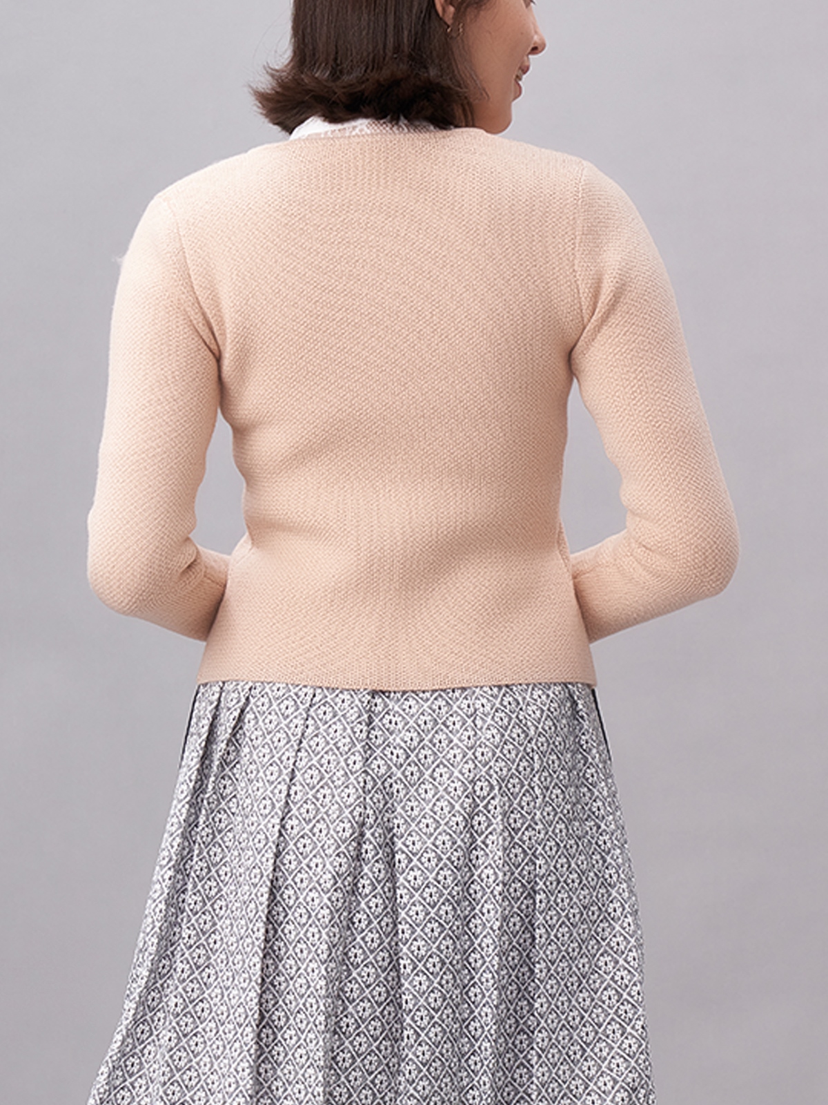 Modernes Dirndl mit schlankem Schnitt und eleganter Silhouette