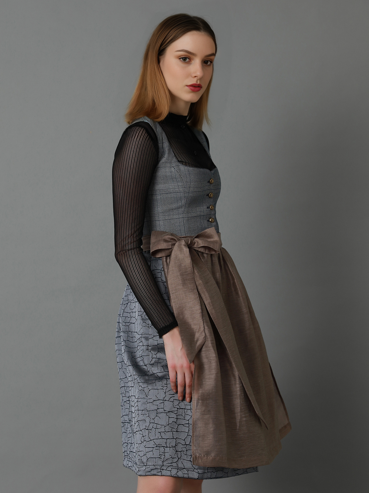 Ein modernes Dirndl in Grau mit femininen Details