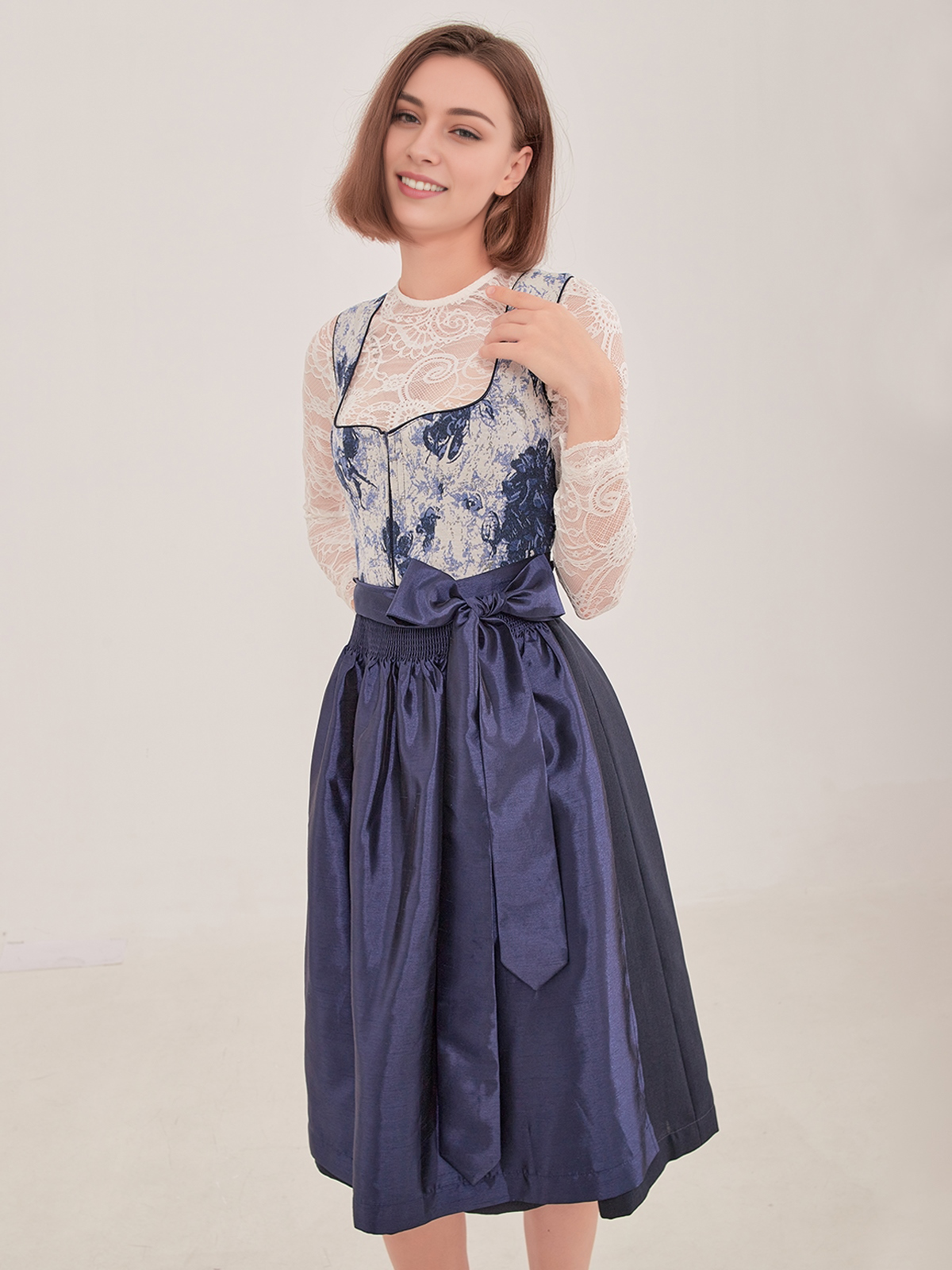 Dirndl in Blau mit moderner Bluse