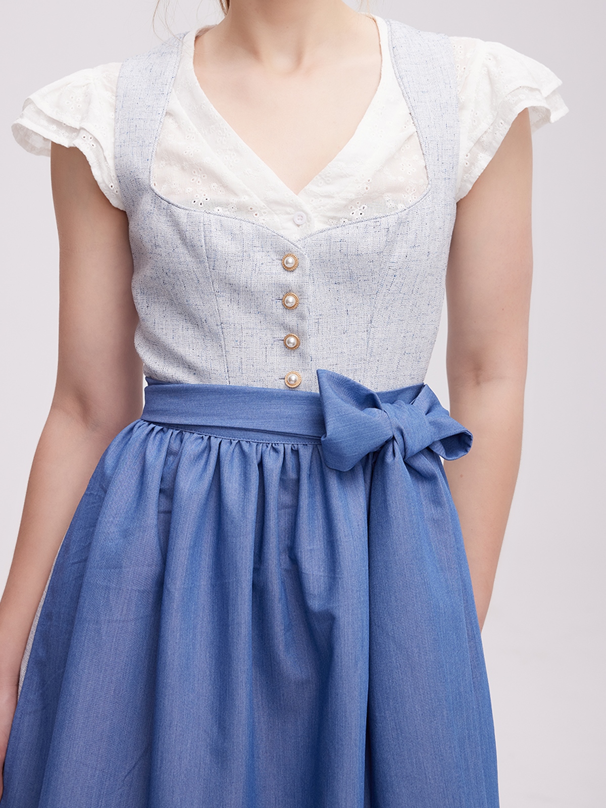 Dirndl in Blau mit Spitzenakzenten