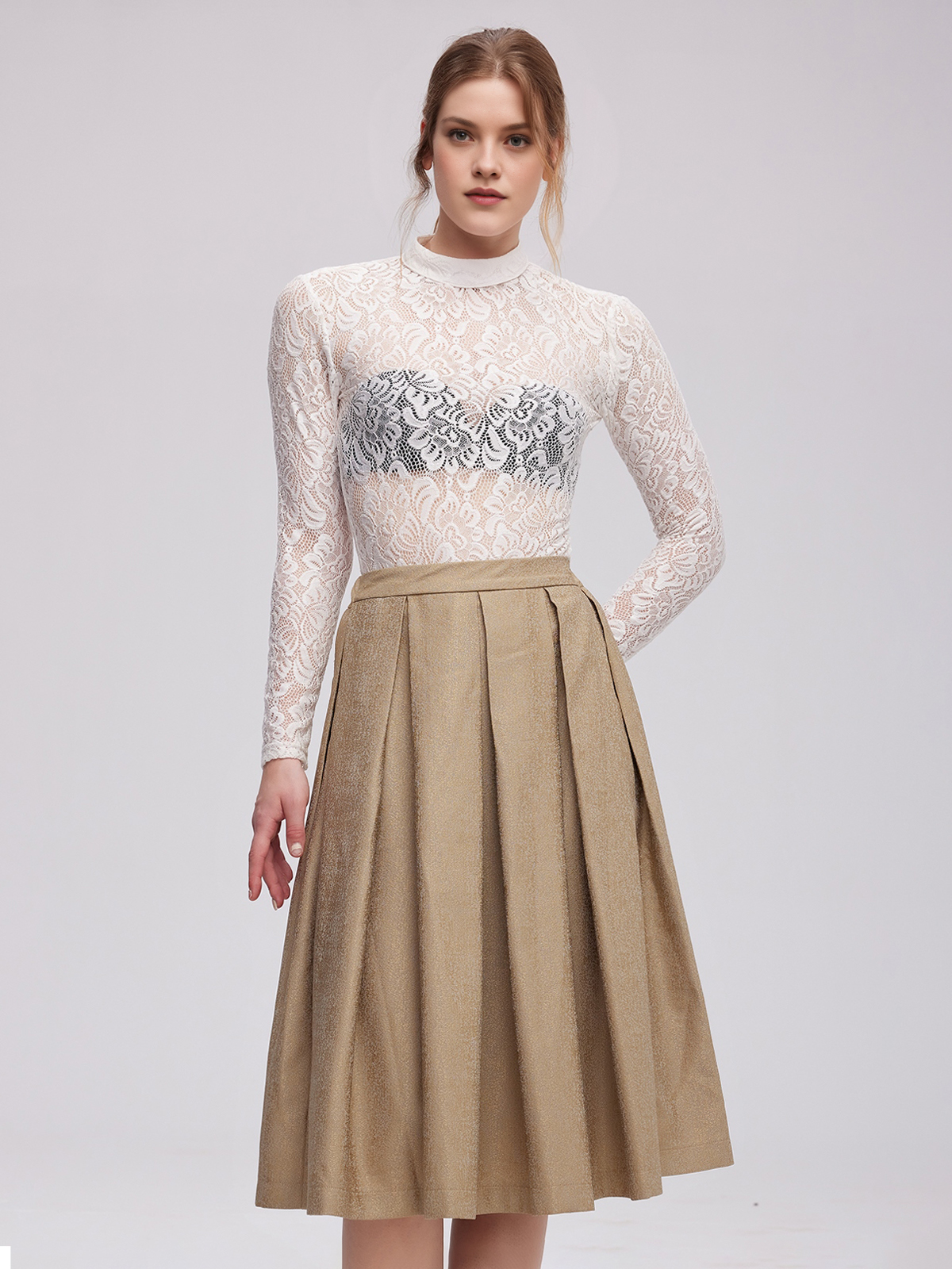Elegantes weißes Dirndl mit Spitzenbesatz