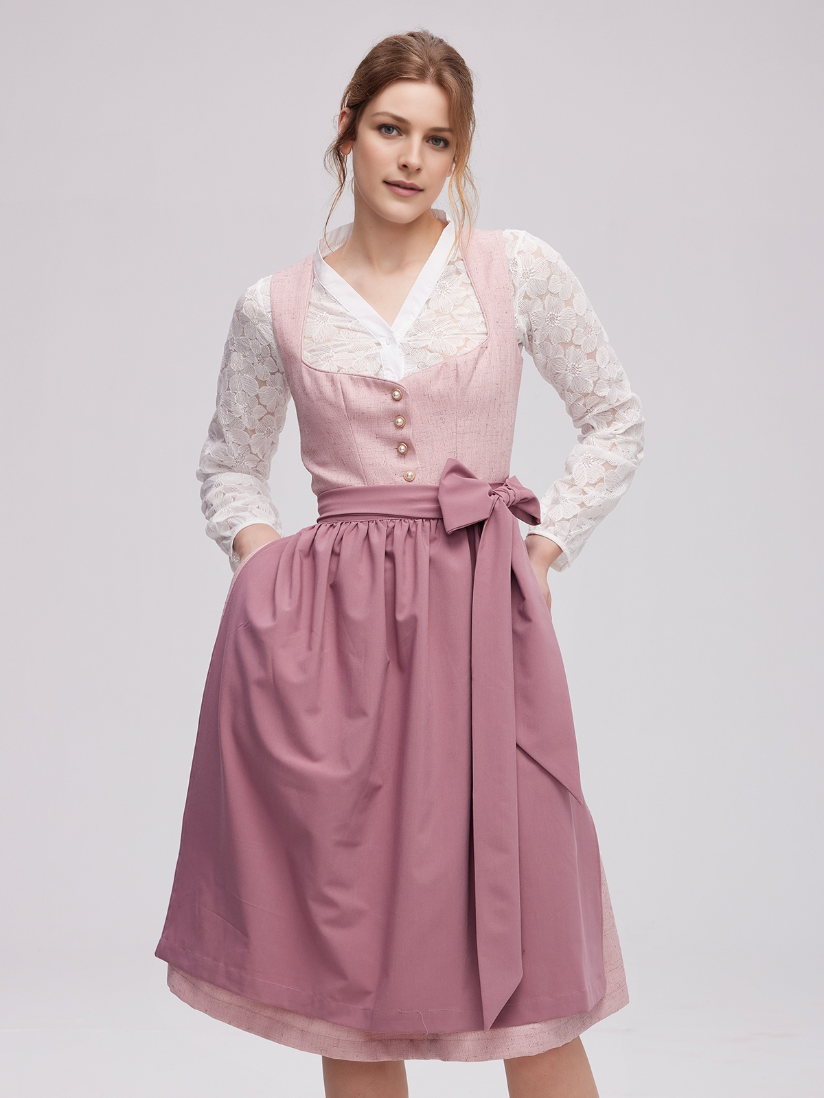 Ein elegantes rosa Dirndl mit langärmeliger Bluse – perfekt für festliche Anlässe