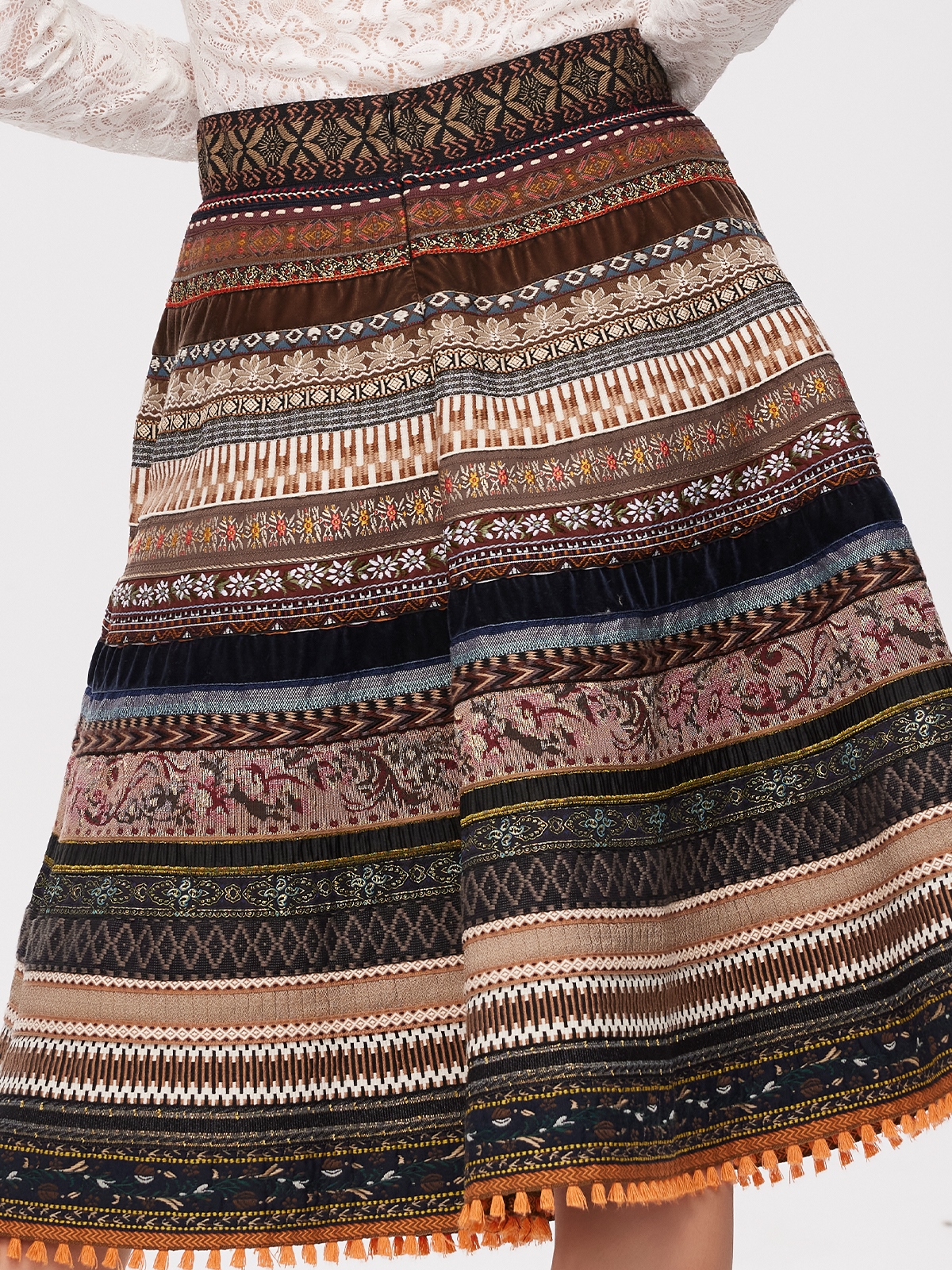 Dirndlbluse mit Spitze und V-Ausschnitt