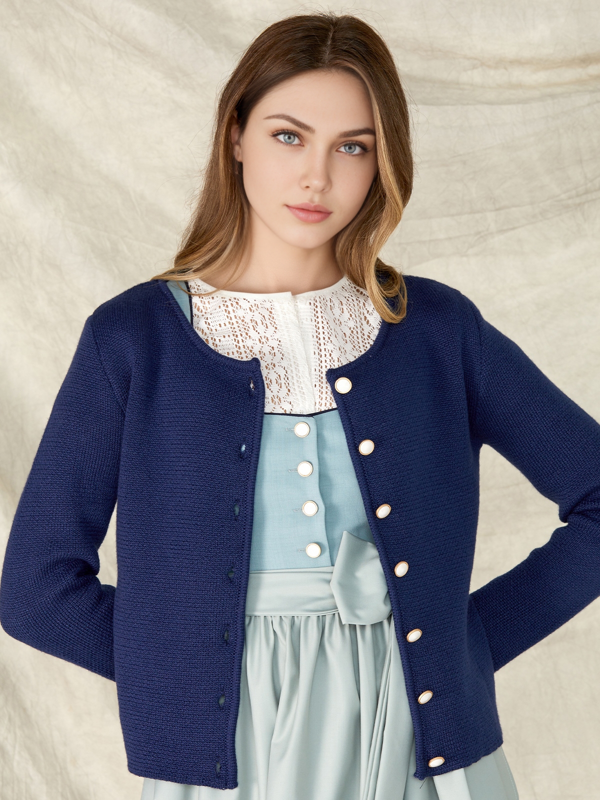 Dunkelblaues Samt Dirndl mit modernem Schnitt