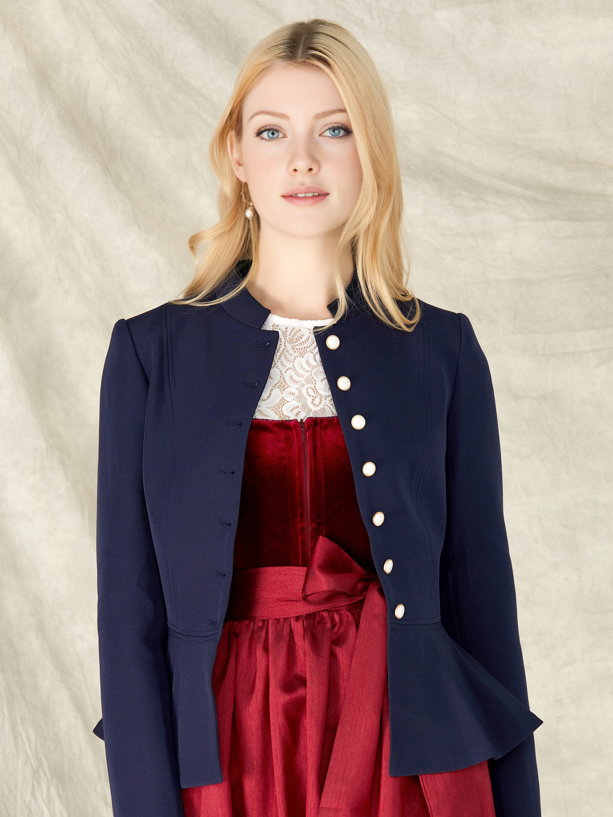 Stylisches Samtdirndl mit Lederjacke