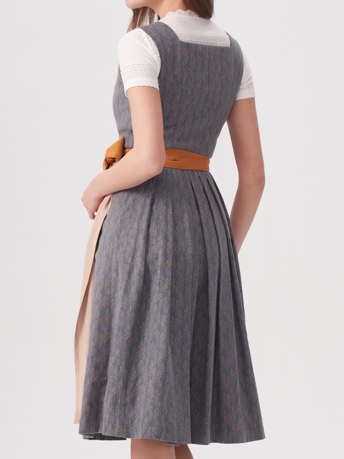 Dirndl mit weißer Bluse