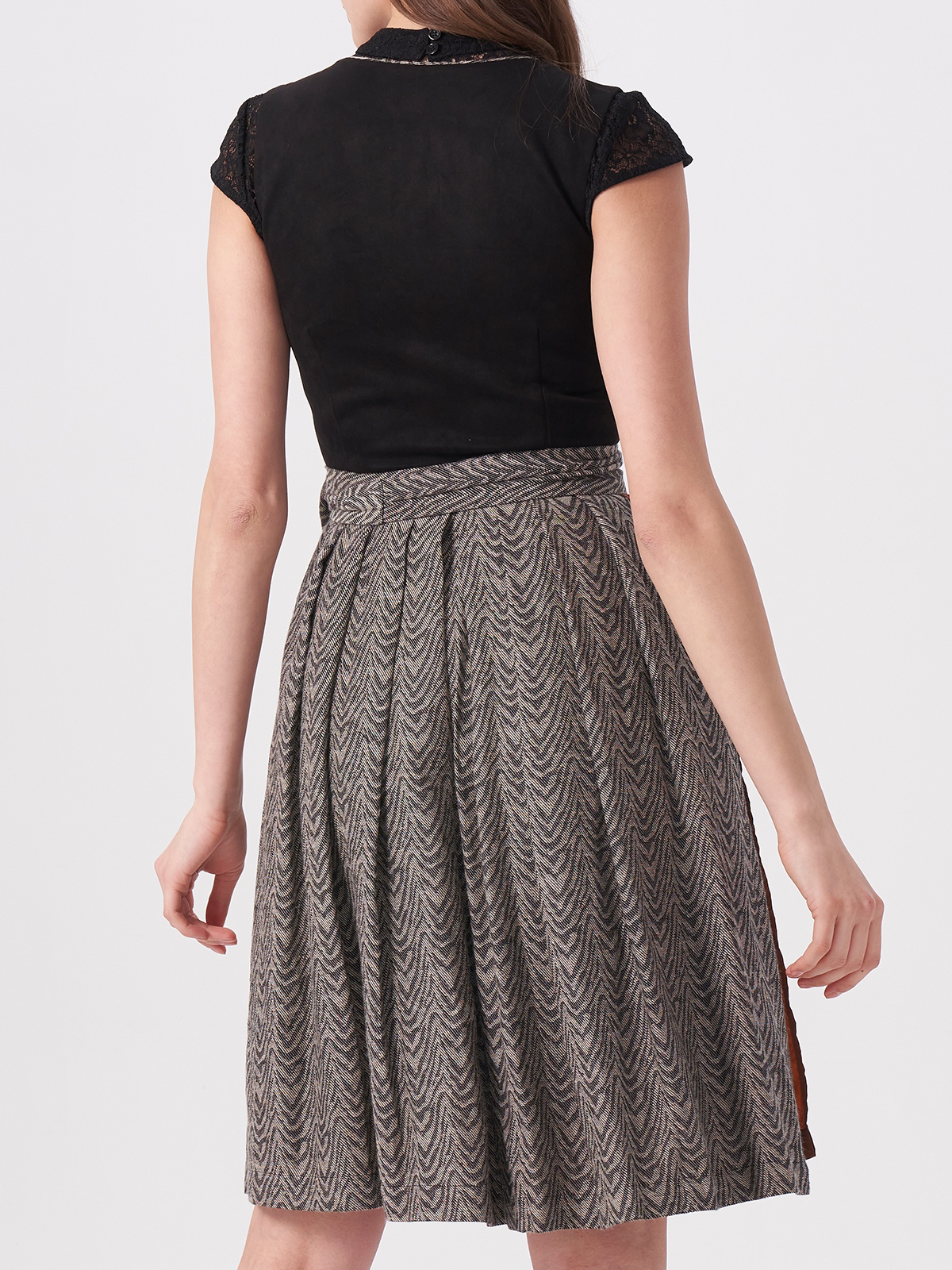 Dirndl in Schwarz mit modernem Schnitt