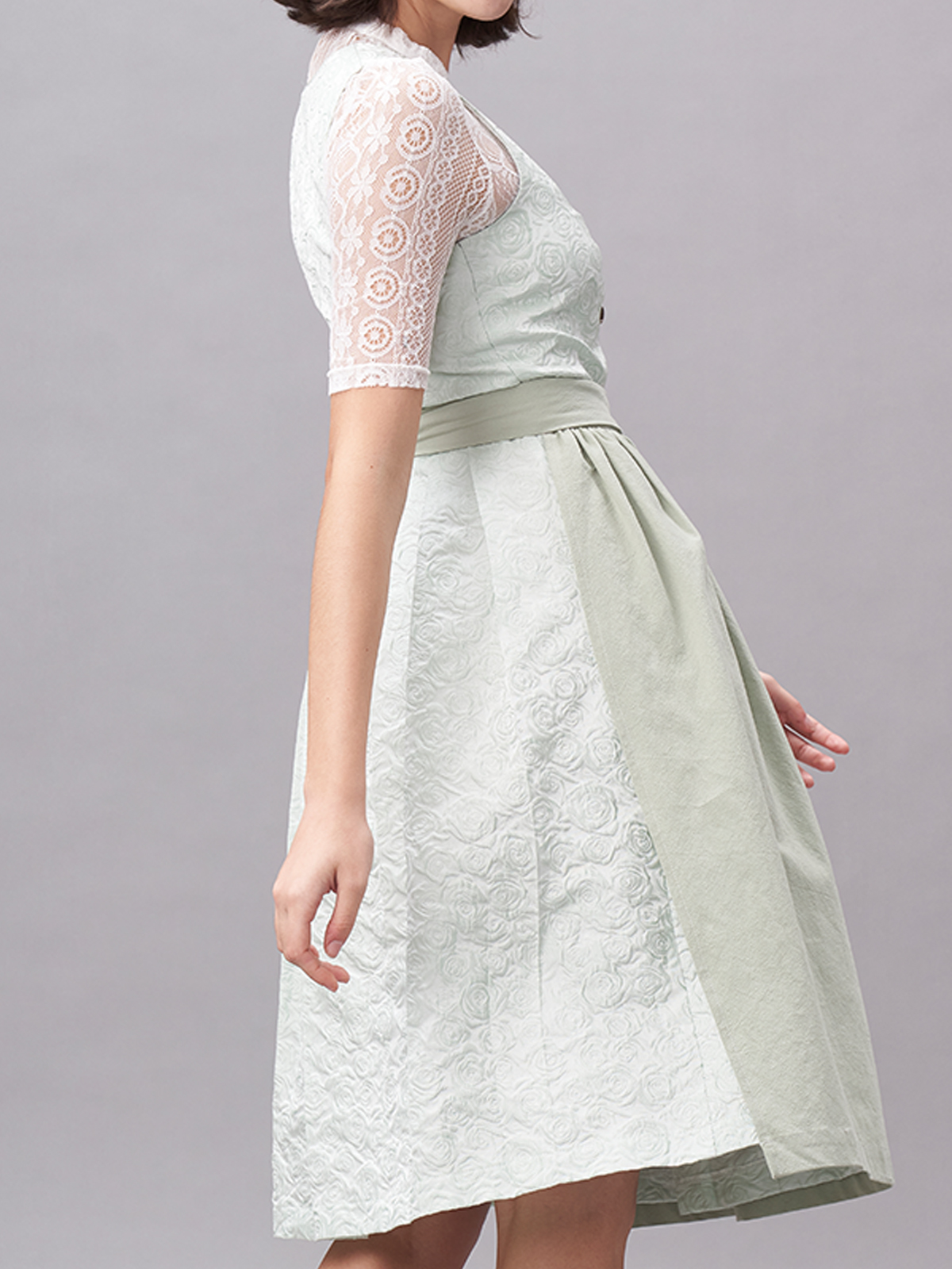 Dirndl in Grün mit hochgeschlossener schwarzer Bluse