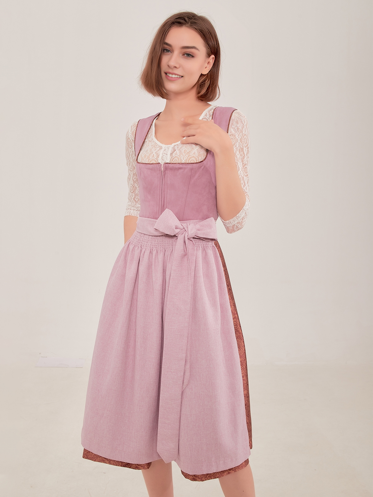 Dirndl in Lila – Eleganz und Tradition