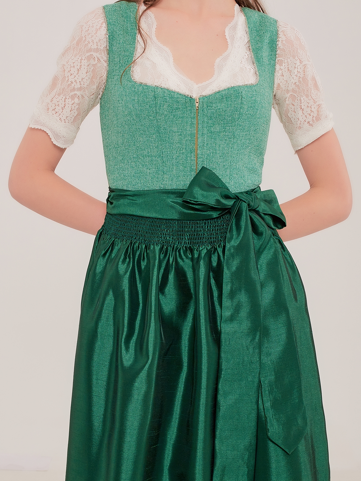 Dirndl in Grün – Eleganz und Tradition vereint