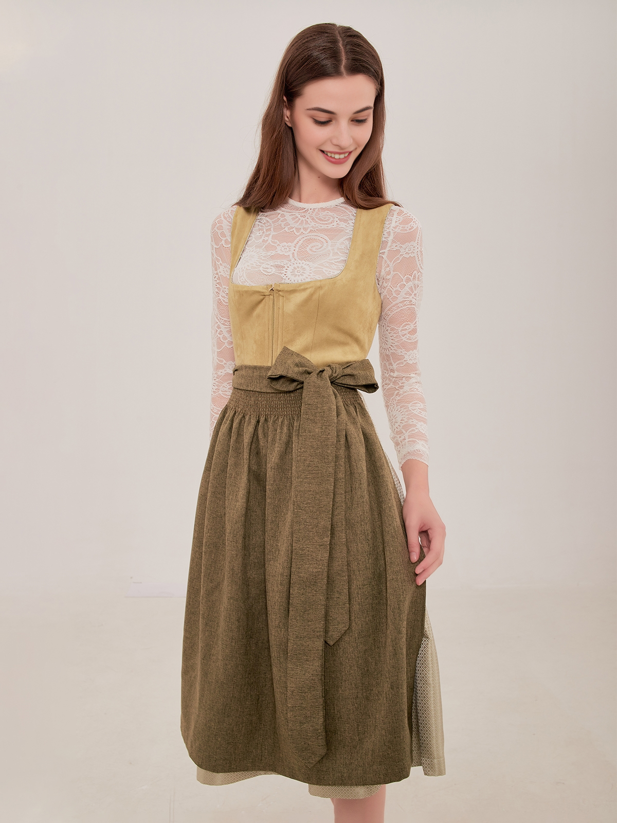 Dirndl mit tiefem Ausschnitt in Grün