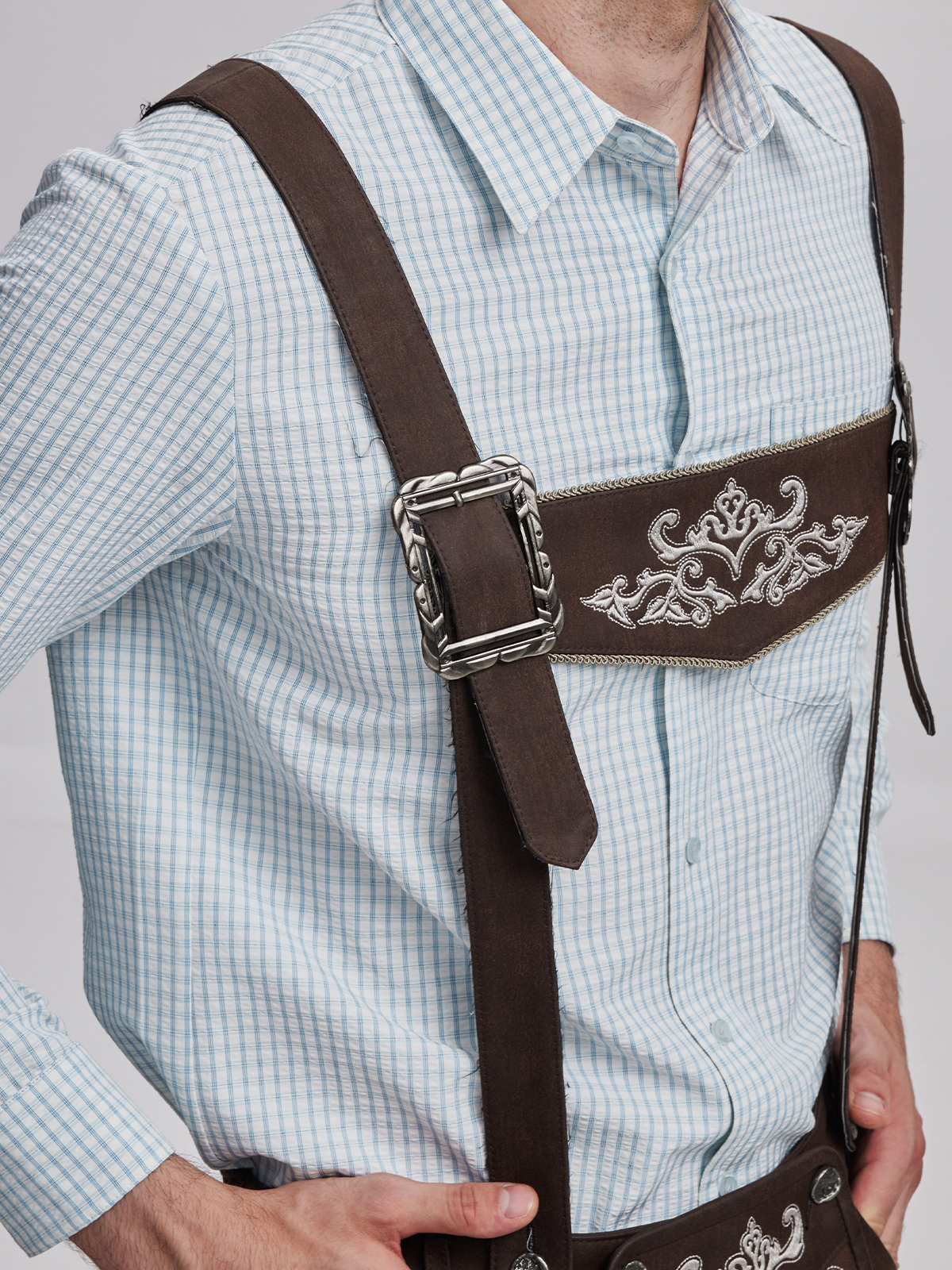 Braunes Lederhosen-Outfit mit Dirndl