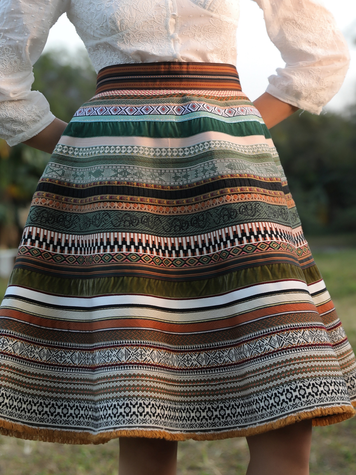 Luxuriöses grünes Samt Dirndl mit aufwendiger Stickerei