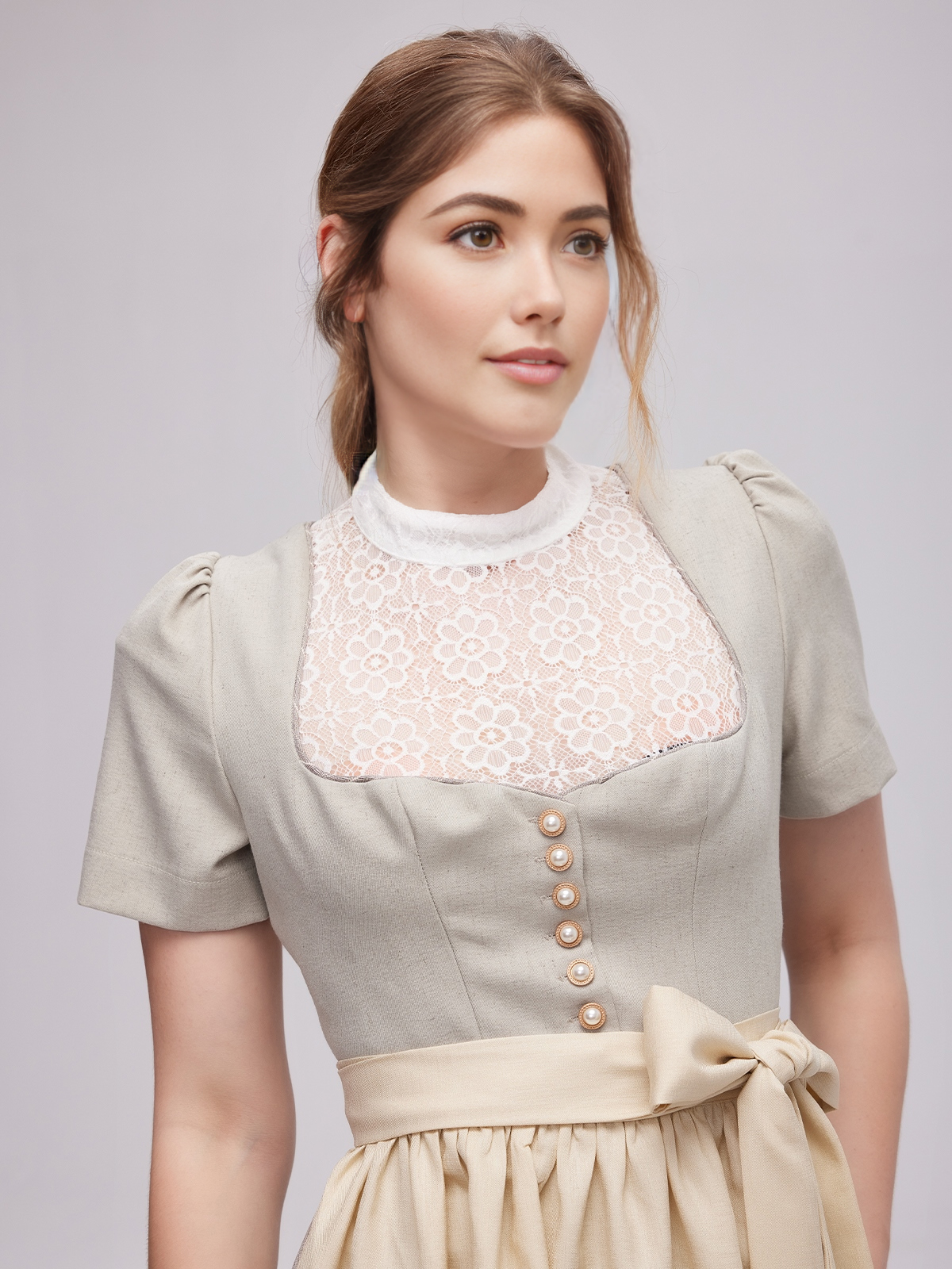 Modernes graues Dirndl mit schlankem Schnitt