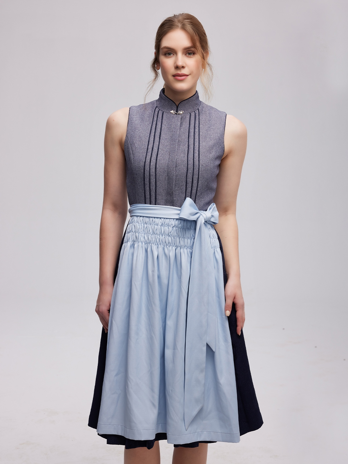 Schwarzes Dirndl mit modernem Schnitt