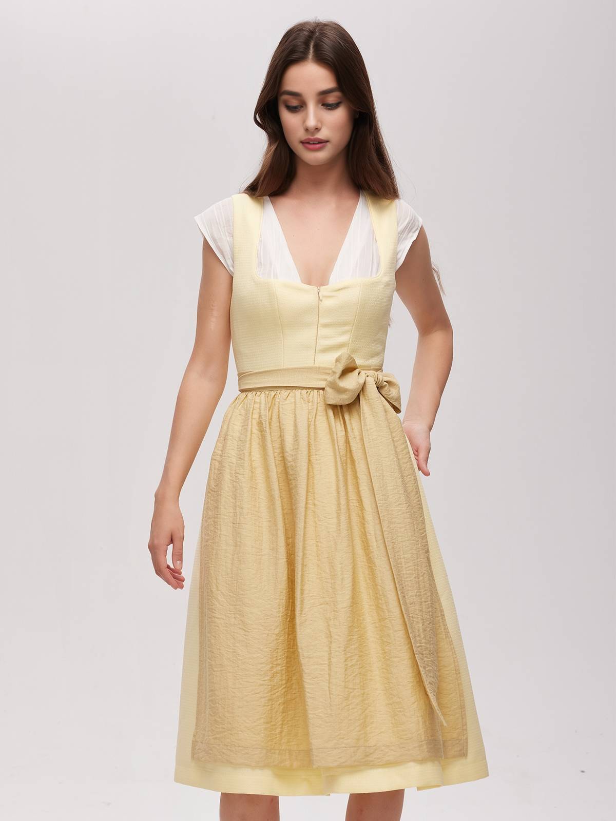 Ein elegantes dunkelrotes Dirndl mit passender Bluse und Schmuck