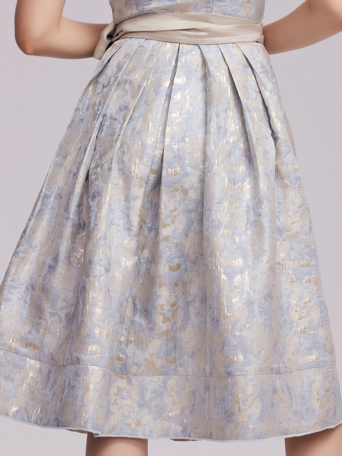 Modernes blaues Dirndl mit traditionellen Elementen