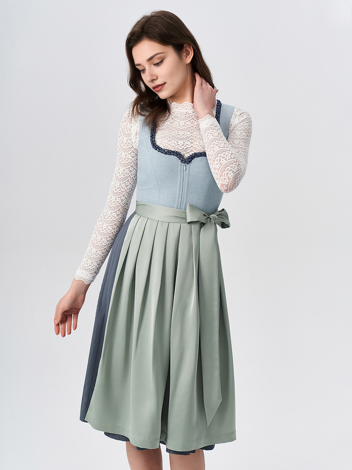 Modernes blaues Dirndl mit Reißverschluss