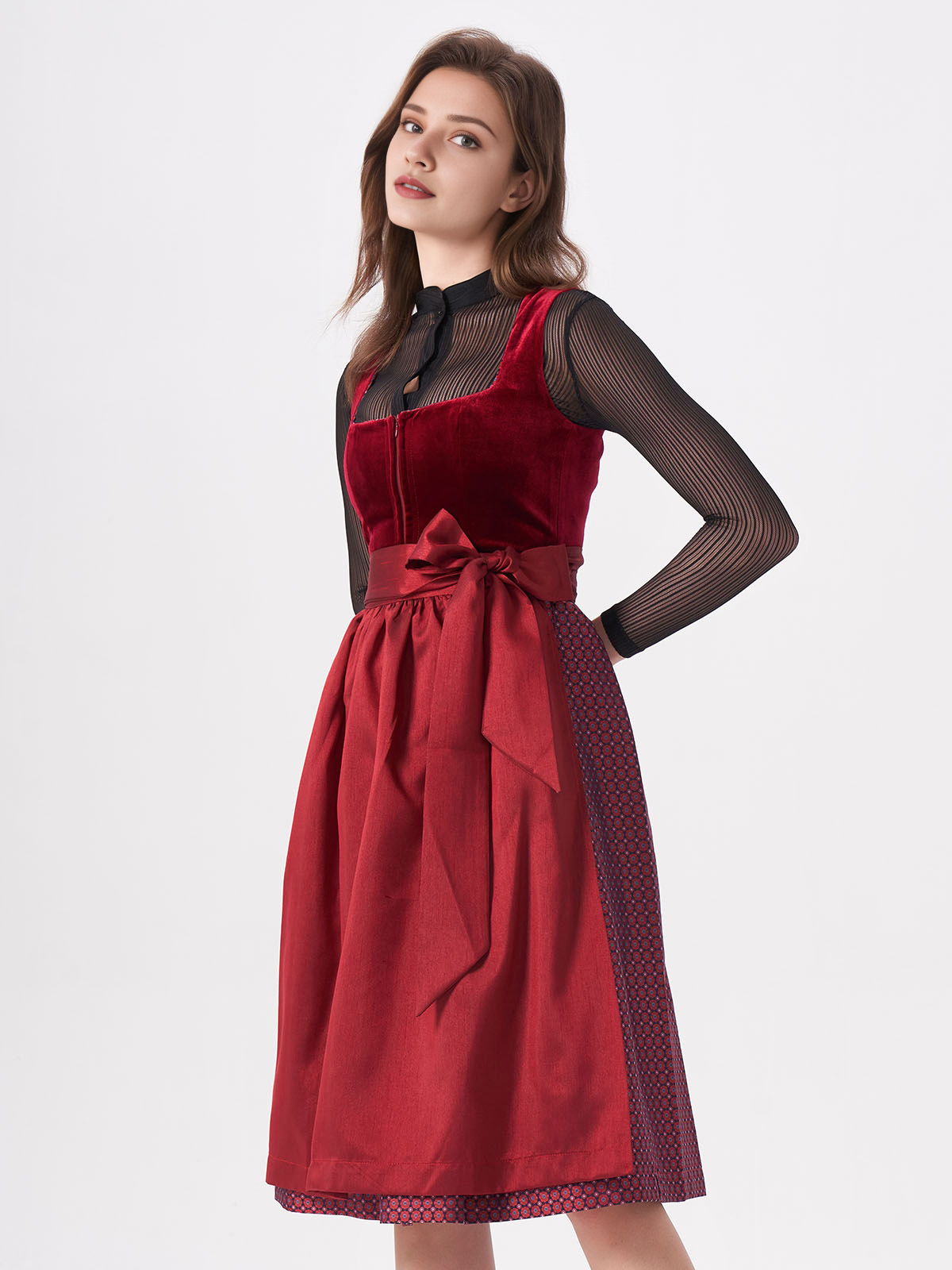 Tradition meets Modern: Ein rotes Dirndl mit eleganter Bluse