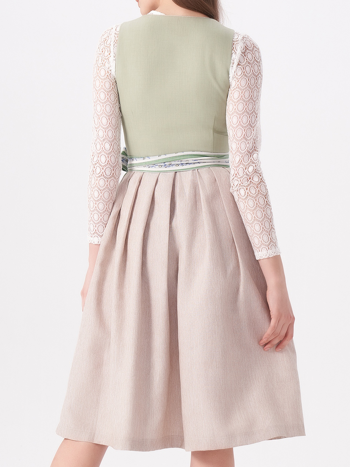 Modernes grün Dirndl in urbanem Setting