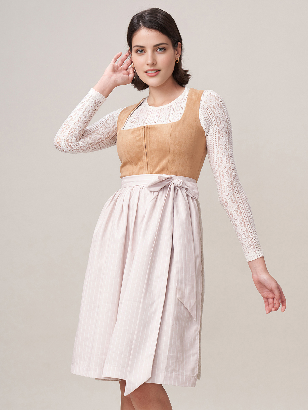 Modernes Dirndl in Braun mit schlankem Schnitt