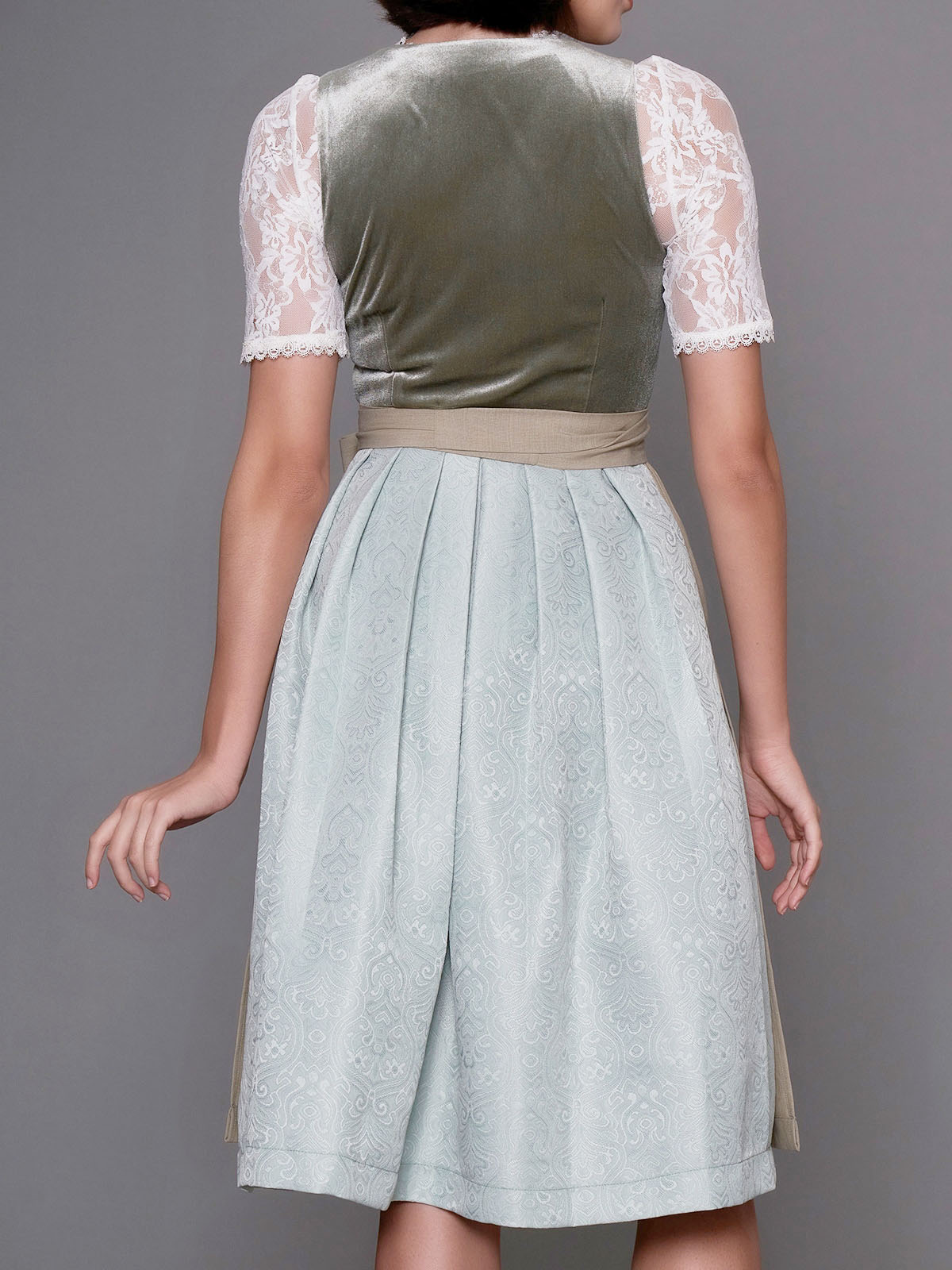 Modernes Dirndl in samtigem Rot
