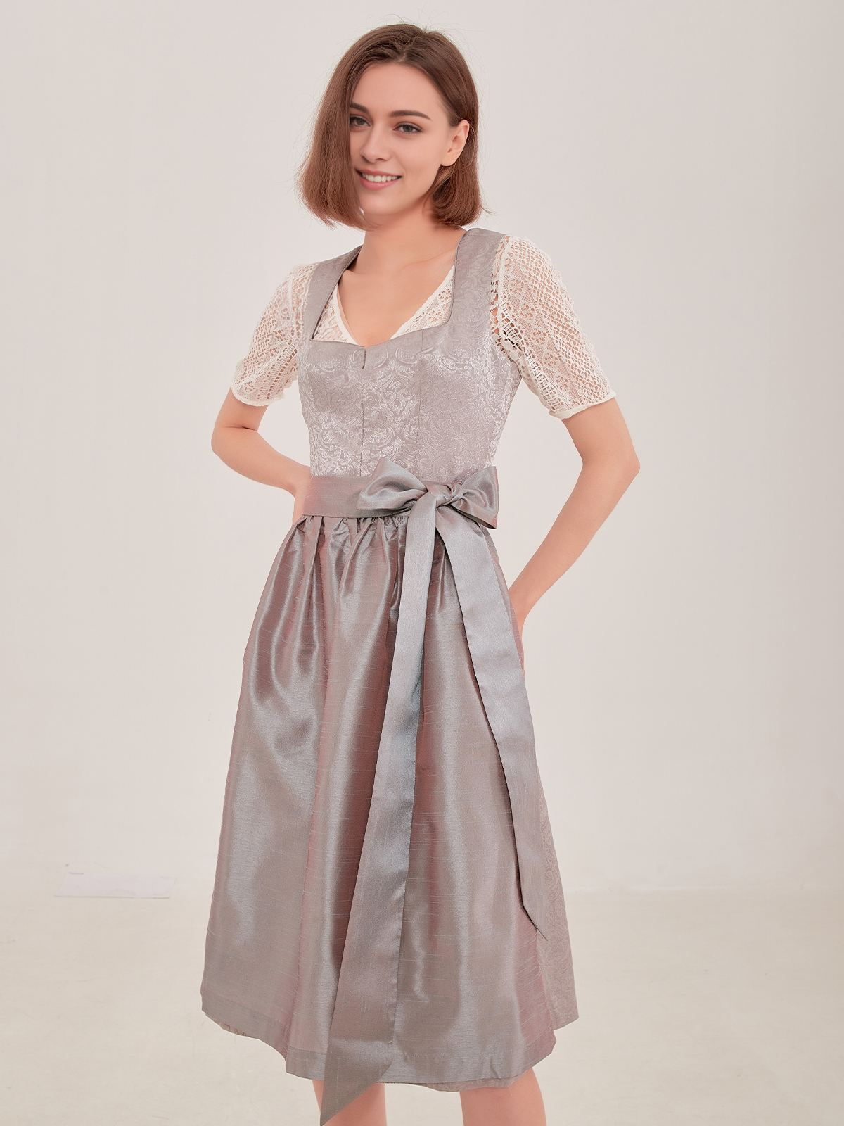 Ein olivgrünes Dirndl mit modernem Schnitt