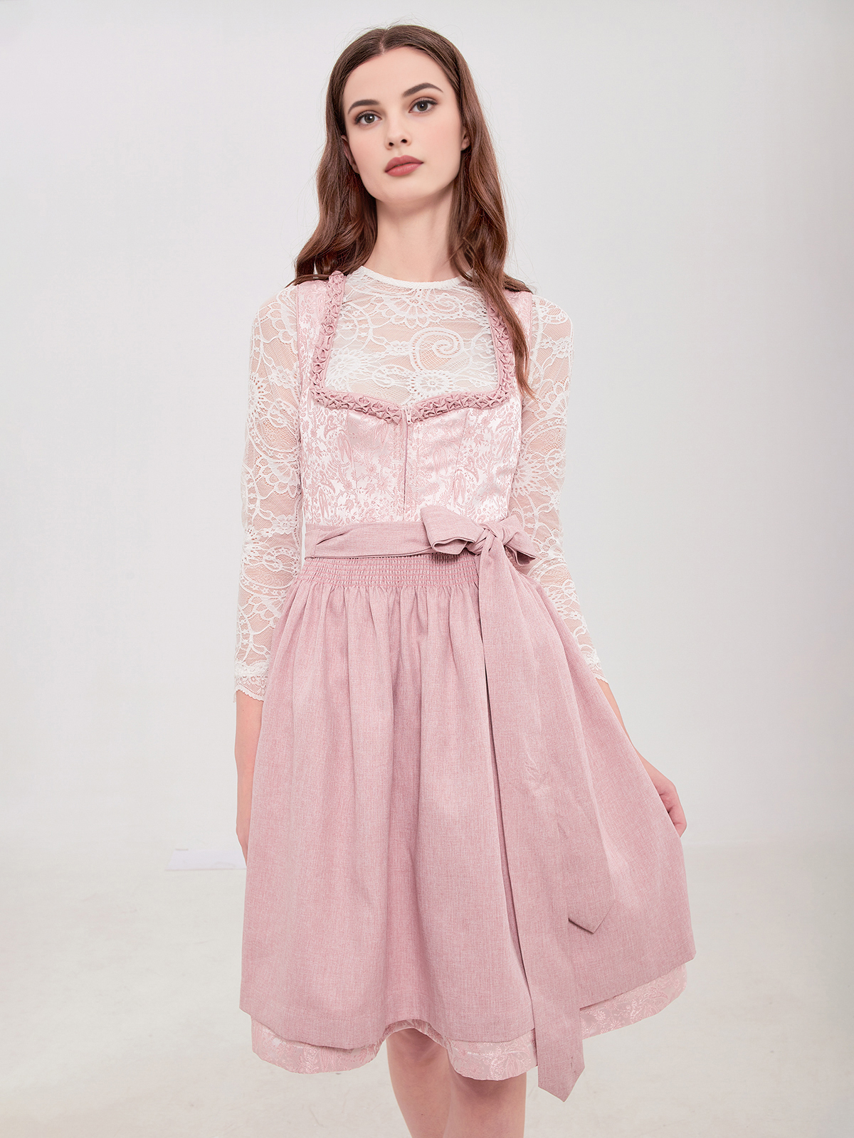 Dirndl mit tiefem Ausschnitt in Rosa