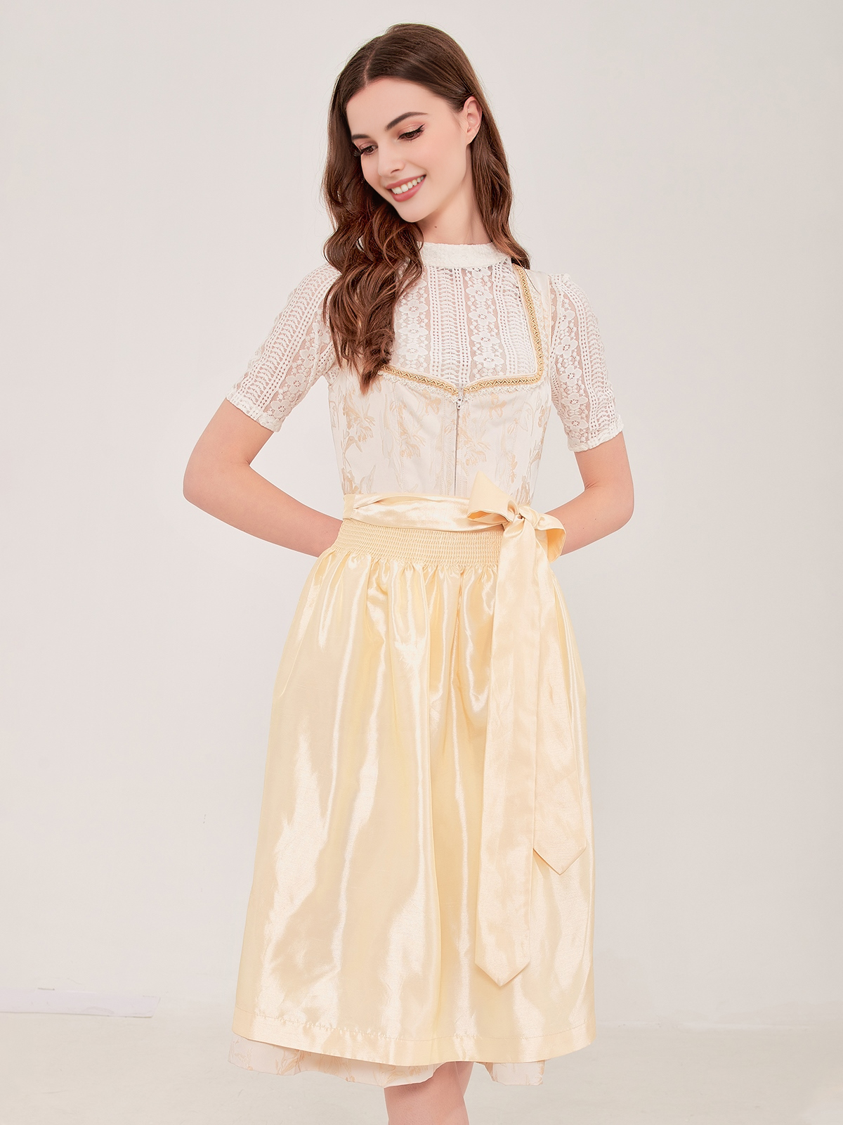 Modernes gelbes Dirndl mit figurbetonter Silhouette
