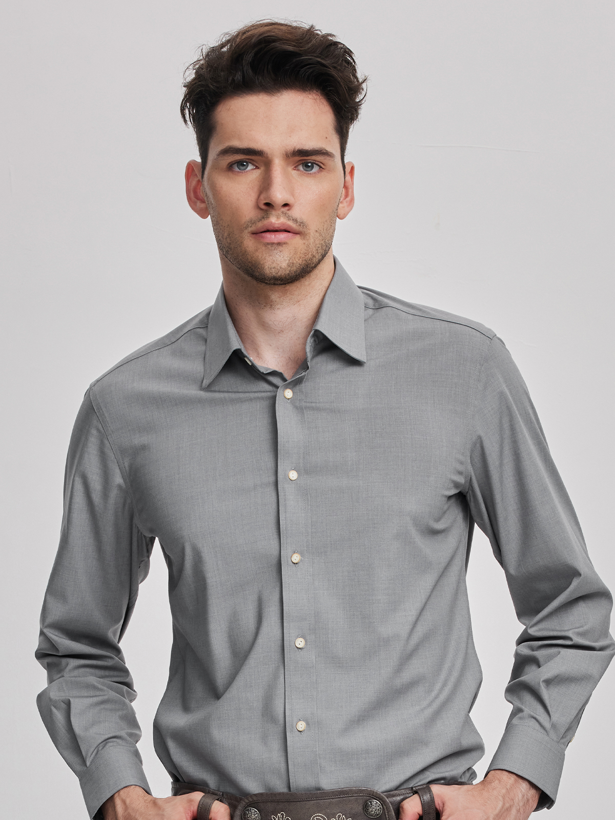 Moderne Dirndlbluse in Grau