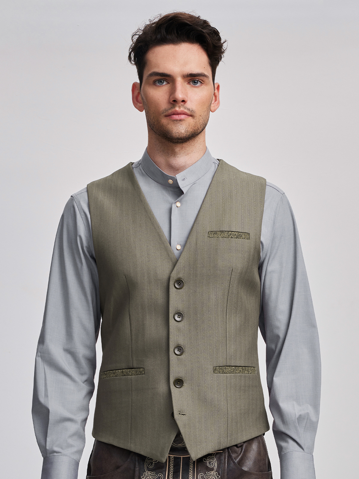 Modernes Dirndl in Braun mit eleganter Weste