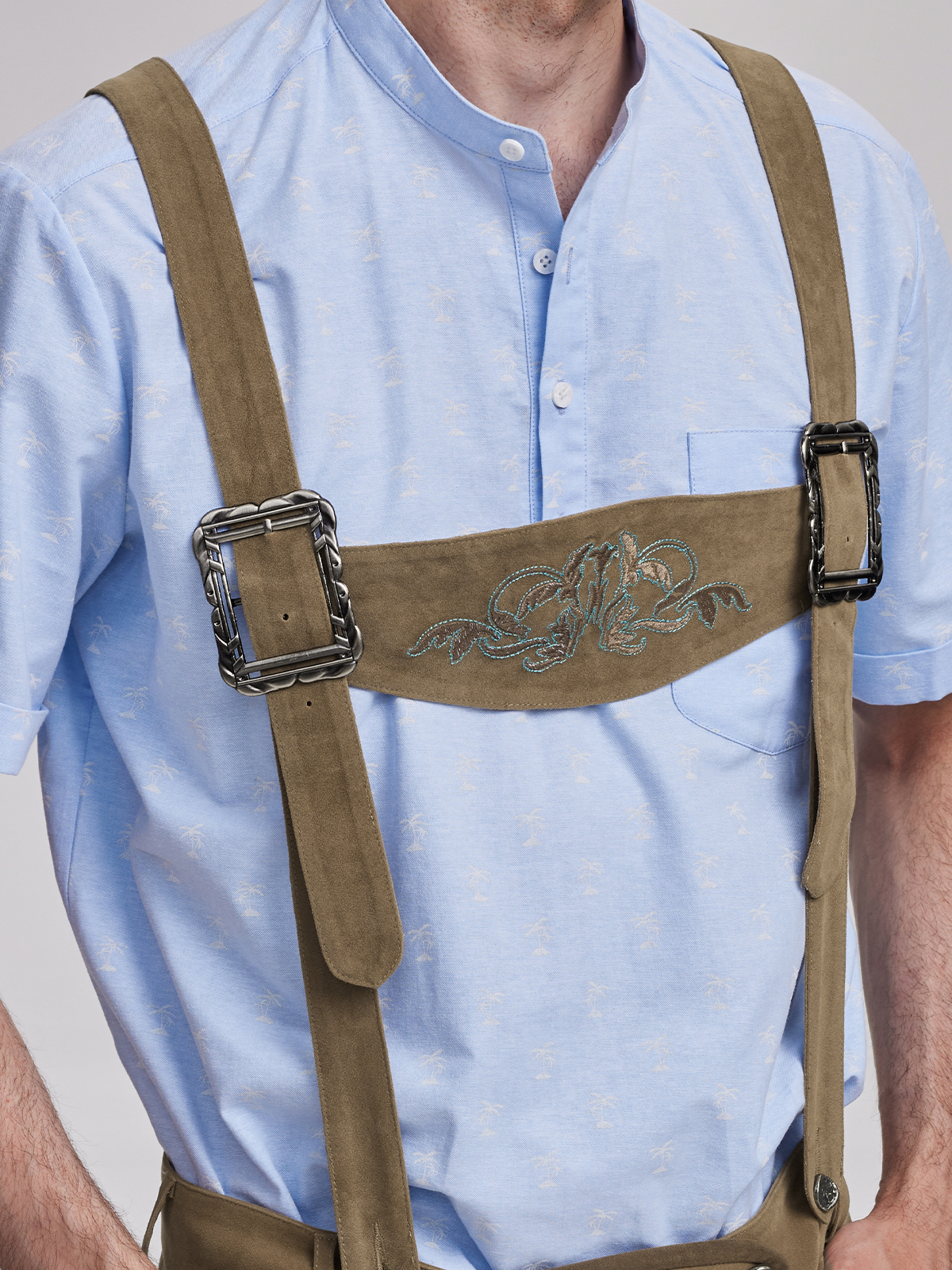 Modernes Dirndl in Braun mit figurbetonter Silhouette