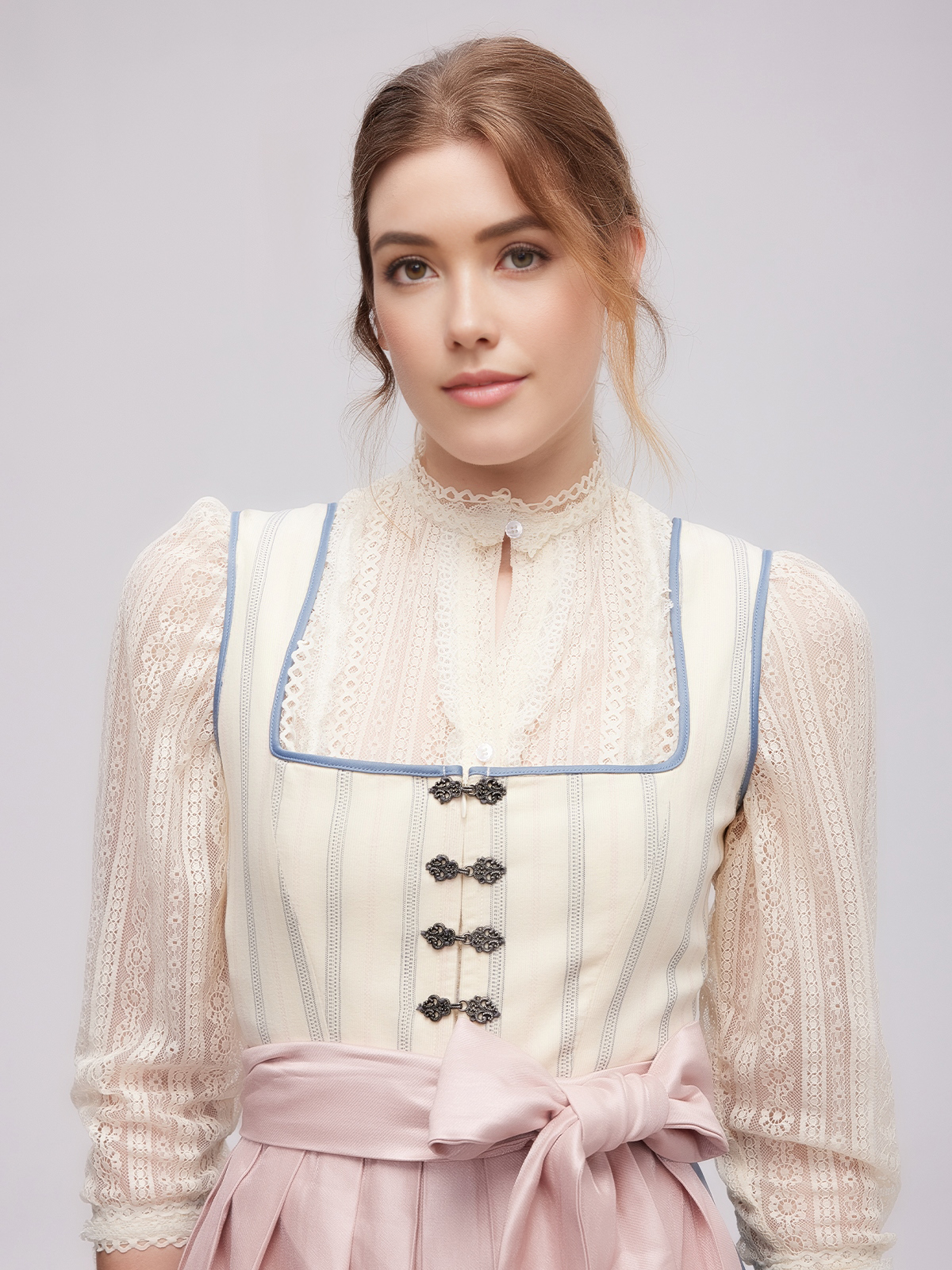 Moderne Dirndlbluse in Beige
