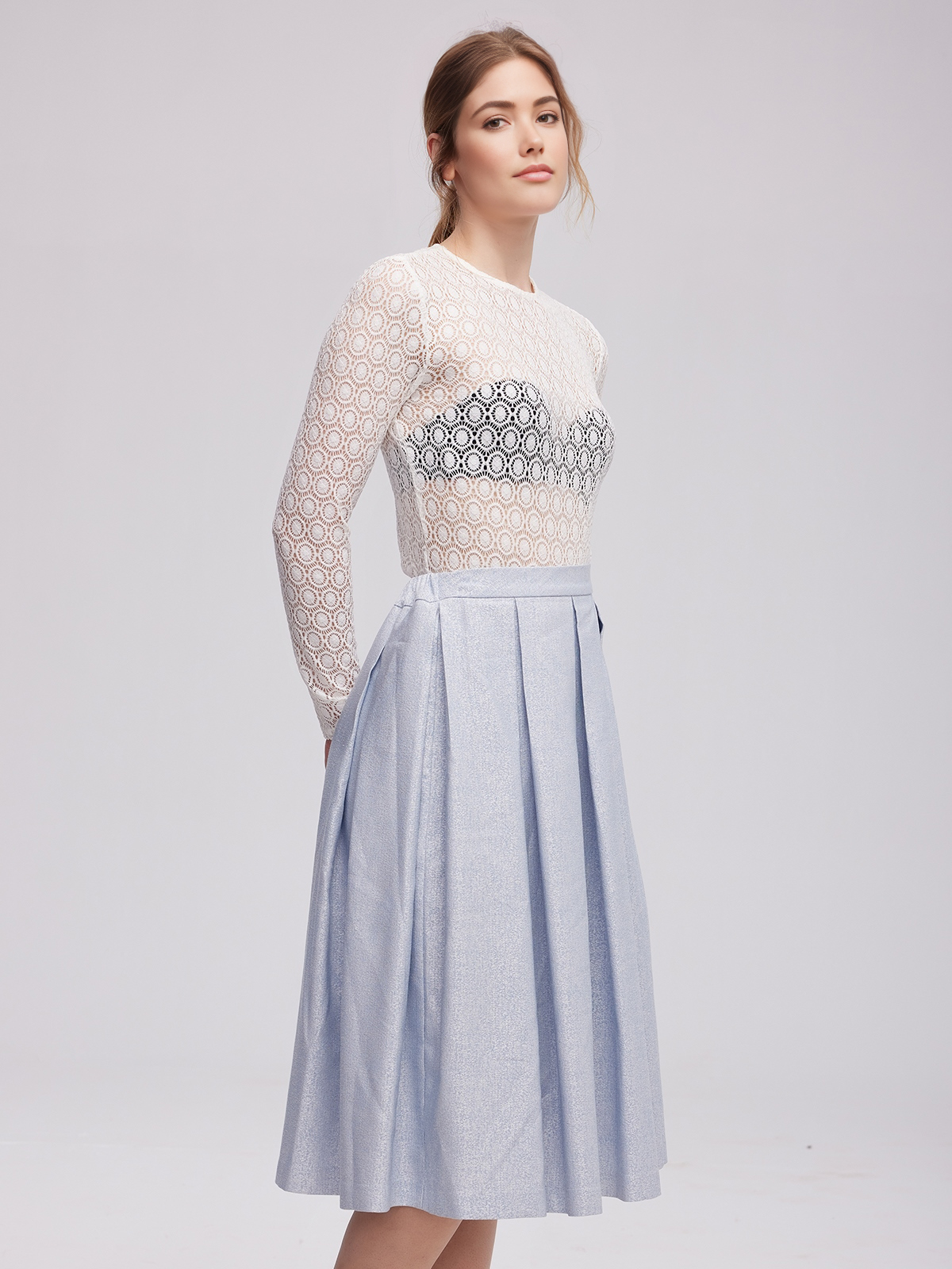 Modernes Dirndlkleid mit Ärmel in eleganter Weiß-Optik