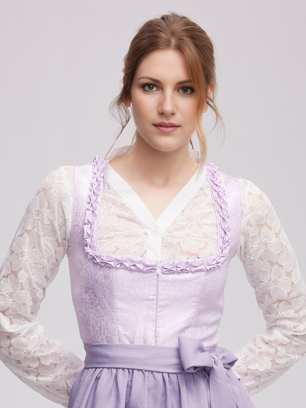 Stylisches lila Dirndl mit Spitzenbesatz