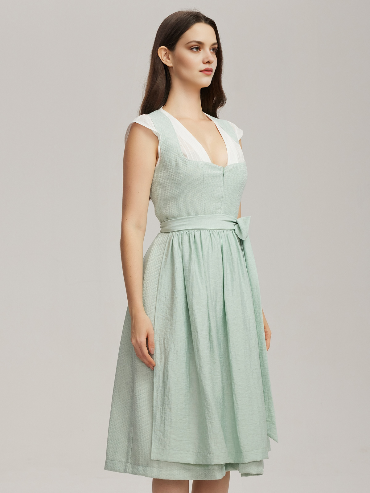 Modernes Dirndl in Grün mit schmaler Taille